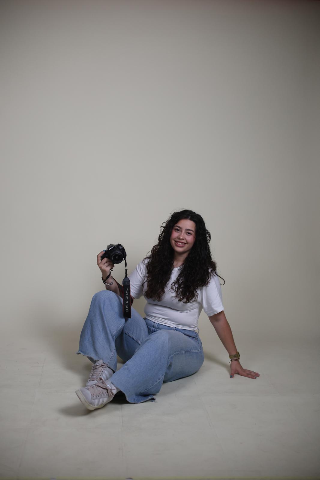 Beatriz com a sua câmara fotográfica